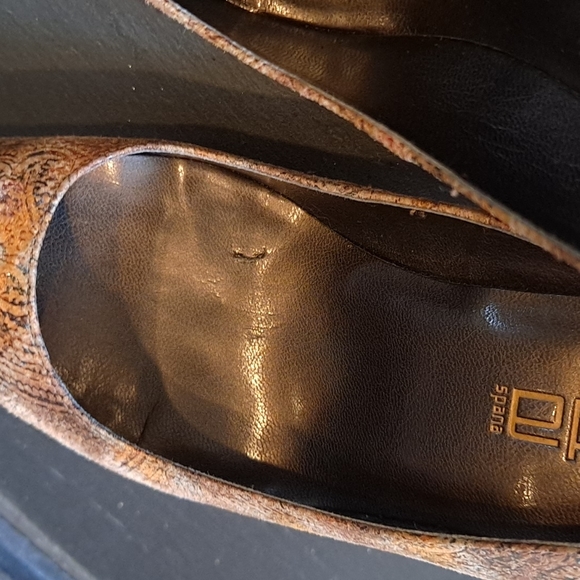 Moda Spana Pointed Leather Heels - Picture 12 of 12
